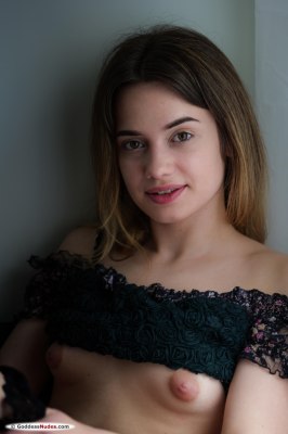 Jonge meid met kleine stevige blote tietjes