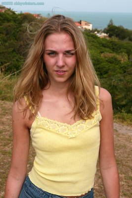 Slanke meid Briana kleedt zich uit tijdens de picknick 