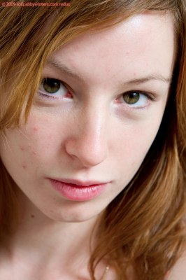 Super knappe Elfrida poseert naakt op haar vakantieadres