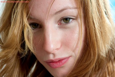 Super knappe Elfrida poseert naakt op haar vakantieadres