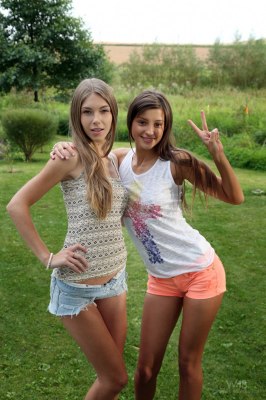 Twee Slavische hartsvriendinnen gaan terug naar hun roots op vakantie