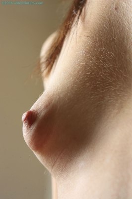 Groeiende puntige borstjes en tepels