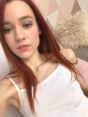 Meisje maakt selfies terwijl ze zich vingert